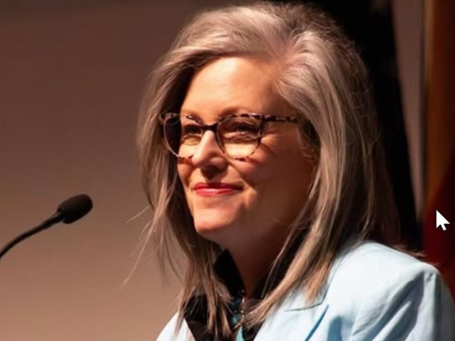 Buenas noticias para Arizona: Katie Hobbs presenta una solicitud estatal para una increíble subvención | FM Avenida