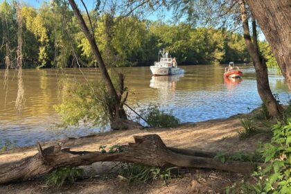 Buscan a un hombre que desapareció en aguas del Paraná, su compañero fue rescatado | FM Avenida