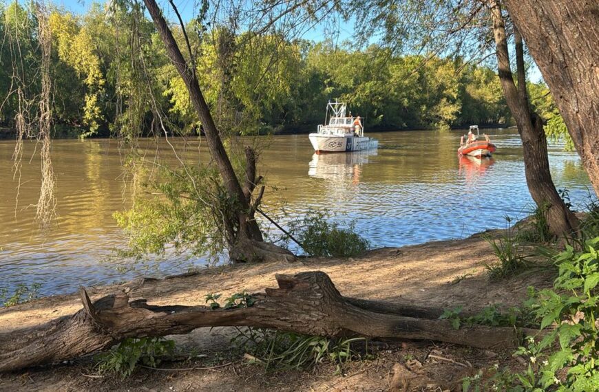 Buscan a un hombre que desapareció en aguas del Paraná, su compañero fue rescatado | FM Avenida