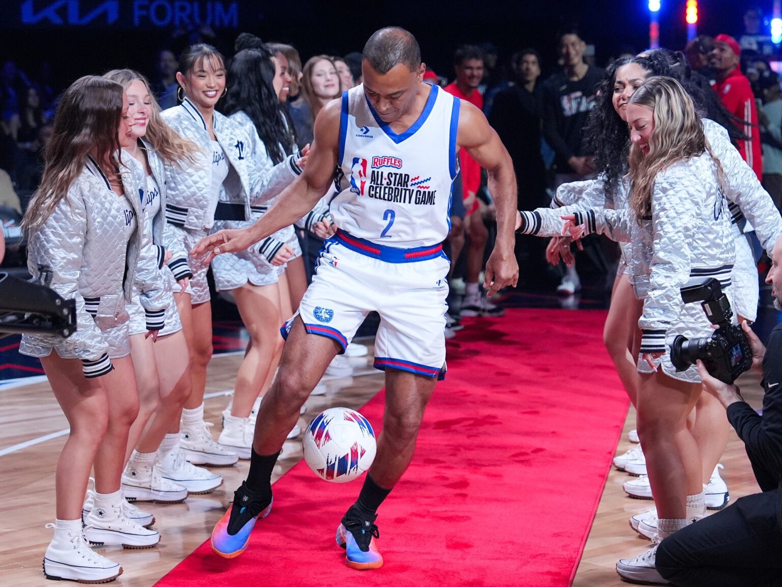 Cafú, invitado de lujo en el Juego de las Estrellas de la NBA: la rompió haciendo jueguito con los pies pero no la pasó tan bien cuando usó las manos | FM Avenida
