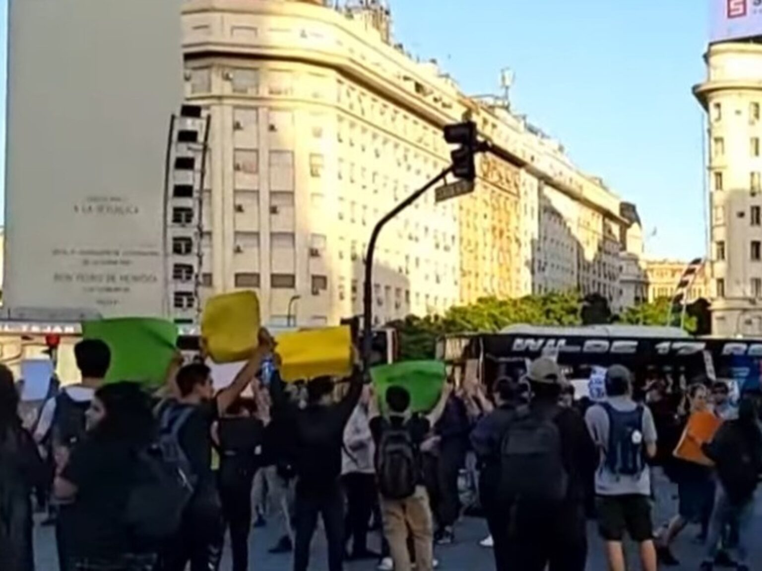 Caos en la 9 de Julio y la Panamericana en protestas por la reforma laboral y FATE: uno de los cortes es liderado por el diputado Del Caño | FM Avenida