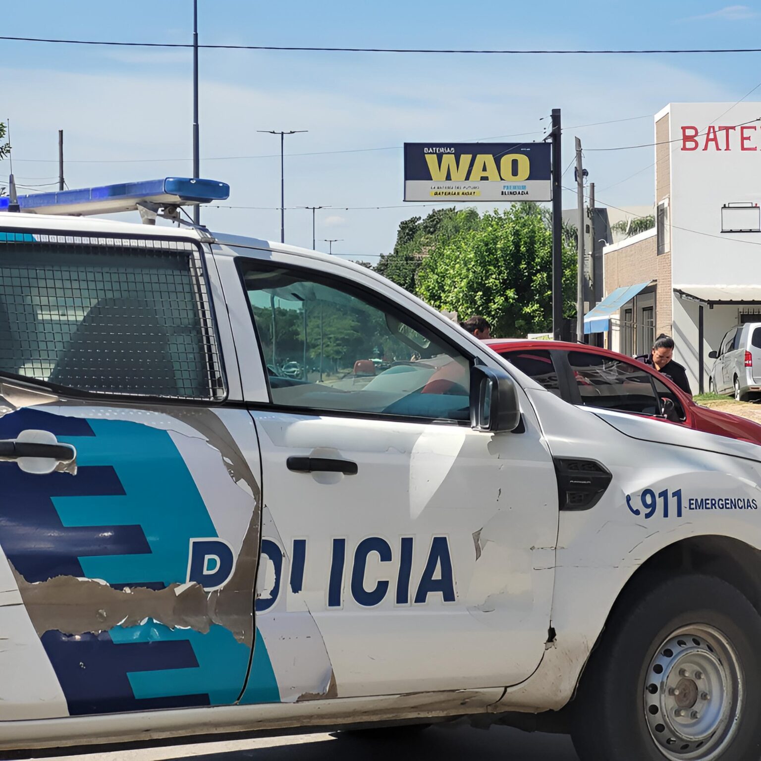 Choque entre dos autos en la esquina de Sarmiento y Rojas | FM Avenida