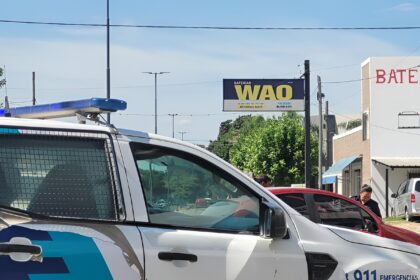 Choque entre dos autos en la esquina de Sarmiento y Rojas | FM Avenida