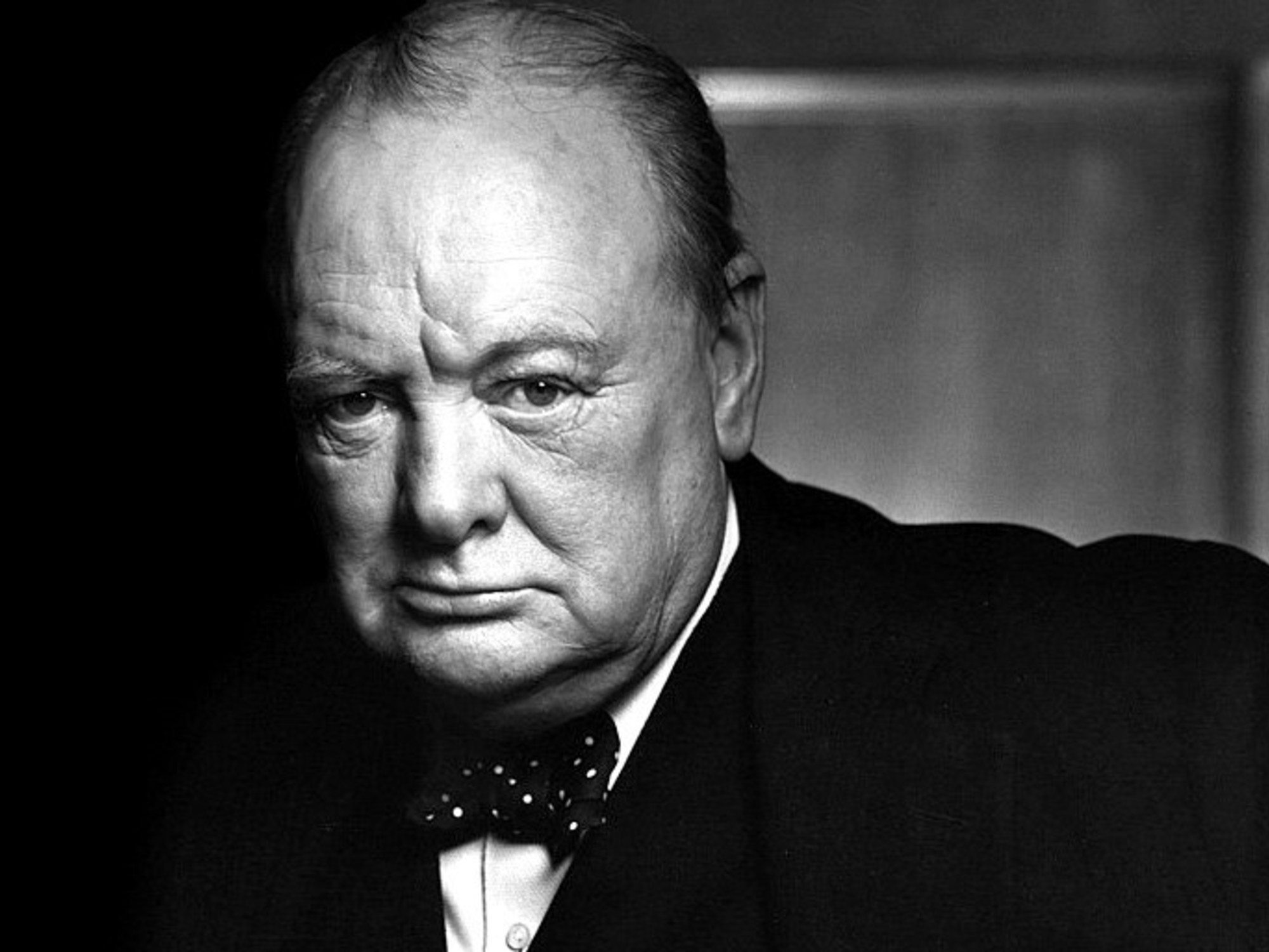 Cita del día de Winston Churchill: "Las críticas pueden no ser agradables, pero son necesarias..." | FM Avenida
