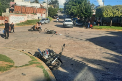 Colisión entre motocicletas deja dos heridos leves | FM Avenida