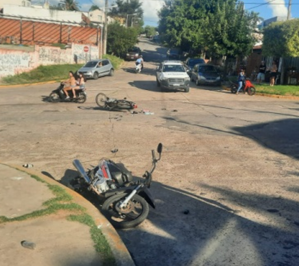 Colisión entre motocicletas deja dos heridos leves | FM Avenida