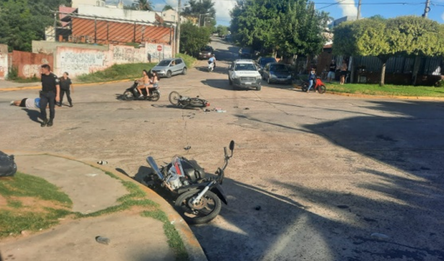 Colisión entre motocicletas deja dos heridos leves | FM Avenida