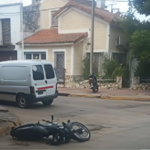 Colisión entre un utilitario y una motocicleta dejó a dos jóvenes heridos | FM Avenida