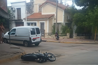 Colisión entre un utilitario y una motocicleta dejó a dos jóvenes heridos | FM Avenida