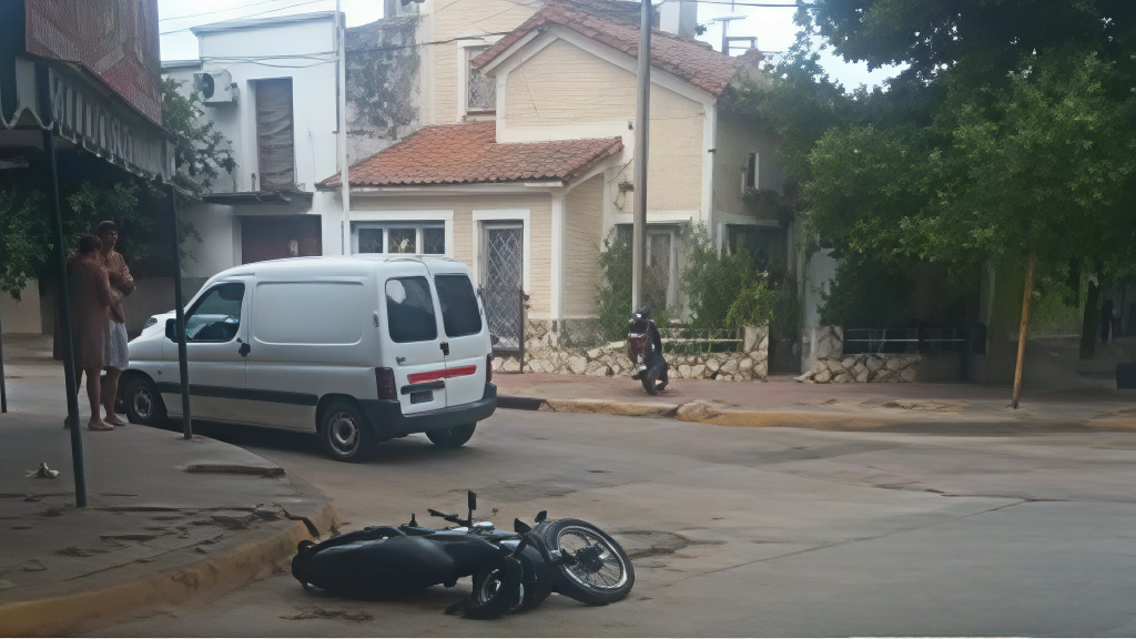 Colisión entre un utilitario y una motocicleta dejó a dos jóvenes heridos | FM Avenida