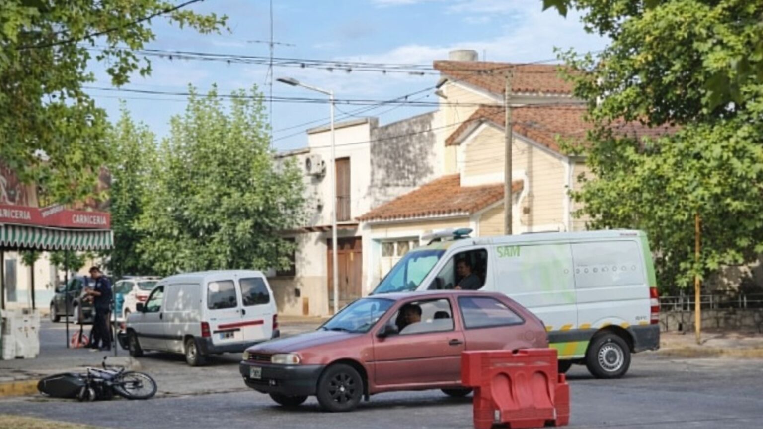 Colisión entre una furgoneta y una moto dejó una mujer hospitalizada | FM Avenida