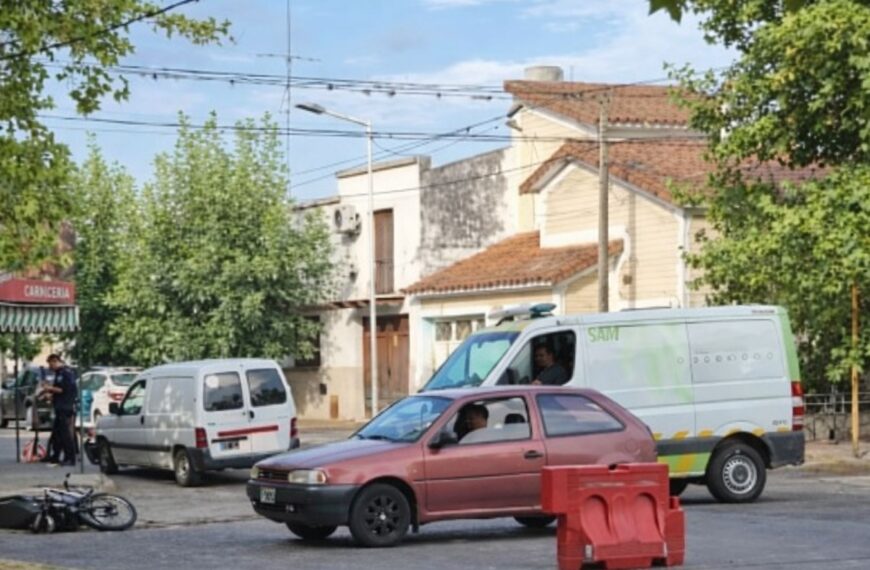 Colisión entre una furgoneta y una moto dejó una mujer hospitalizada | FM Avenida