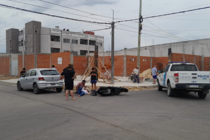 Colisión entre una moto y un auto dejó a una mujer herida con lesiones leves | FM Avenida