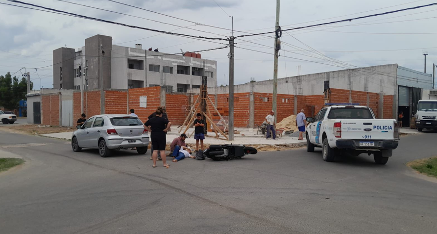 Colisión entre una moto y un auto dejó a una mujer herida con lesiones leves | FM Avenida