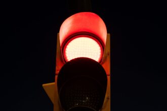 Conducir en EE.UU.: qué significa la señal "STOP HERE ON RED" en español y cómo se usa | FM Avenida