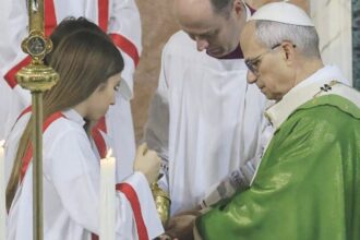 Cuando las monaguillas al lado del papa León XIV en el altar se transforman en noticia | FM Avenida