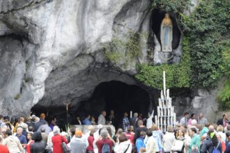 Día de la Virgen de Lourdes: miles de fieles celebran a la patrona de Santos Lugares en Tres de Febrero | FM Avenida