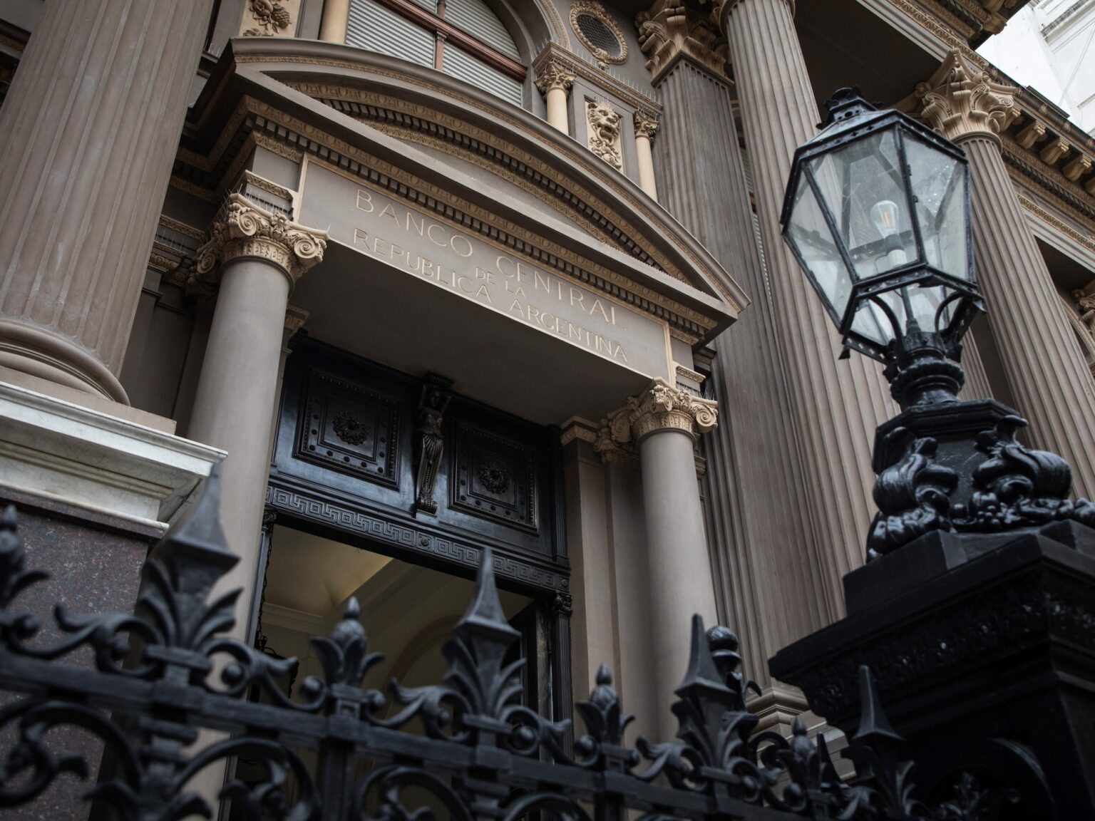 Dólares del colchón: el Central y la UIF apuran a los bancos para que agilicen la llegada de depósitos en efectivo | FM Avenida