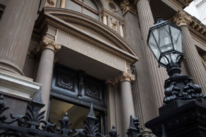 Dólares del colchón: el Central y la UIF apuran a los bancos para que agilicen la llegada de depósitos en efectivo | FM Avenida