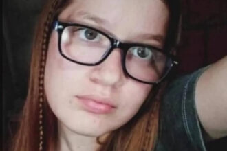 Dolor en Villa Elvira: una chica de 18 años murió atropellada cuando volvía de la facultad y buscan al conductor que la dejó tirada en una zanja | FM Avenida