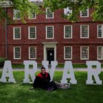 Donald Trump escala la guerra con la Universidad de Harvard y le exige mil millones de dólares por "daños y perjuicios" | FM Avenida