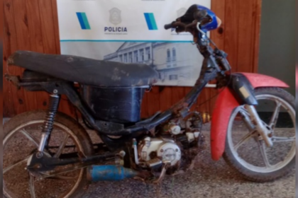 Dos adolescentes realizaban maniobras peligrosas en una moto sin documentación | FM Avenida