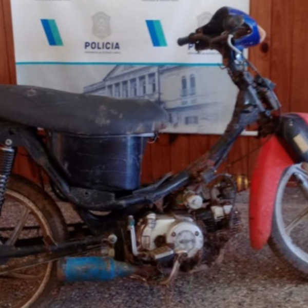 Dos adolescentes realizaban maniobras peligrosas en una moto sin documentación | FM Avenida