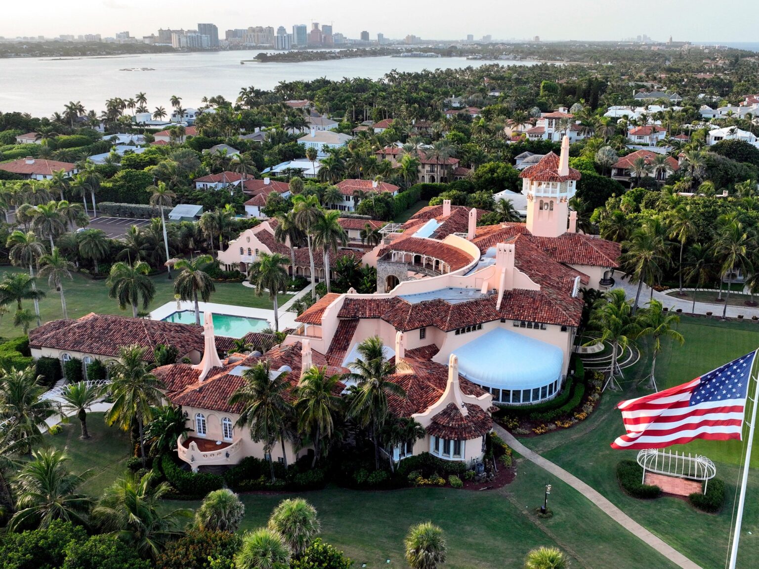El Servicio Secreto mató a un hombre que entró con una escopeta y un bidón de nafta a Mar-a-Lago, la residencia de verano de Donald Trump | FM Avenida