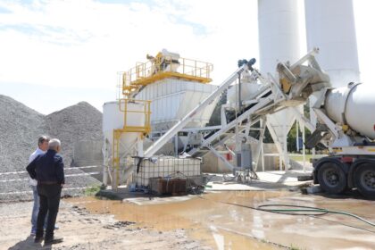 El intendente Salazar y el empresario Jorge Caso supervisaron las obras del nuevo parador YPF sobre la Ruta 9 | FM Avenida