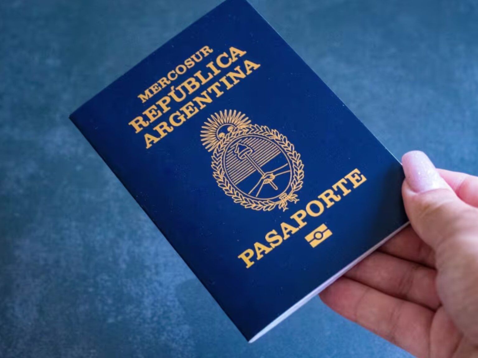 El pasaporte argentino entre los más poderosos: la lista completa de destinos permitidos y la comparación con Chile y Uruguay | FM Avenida