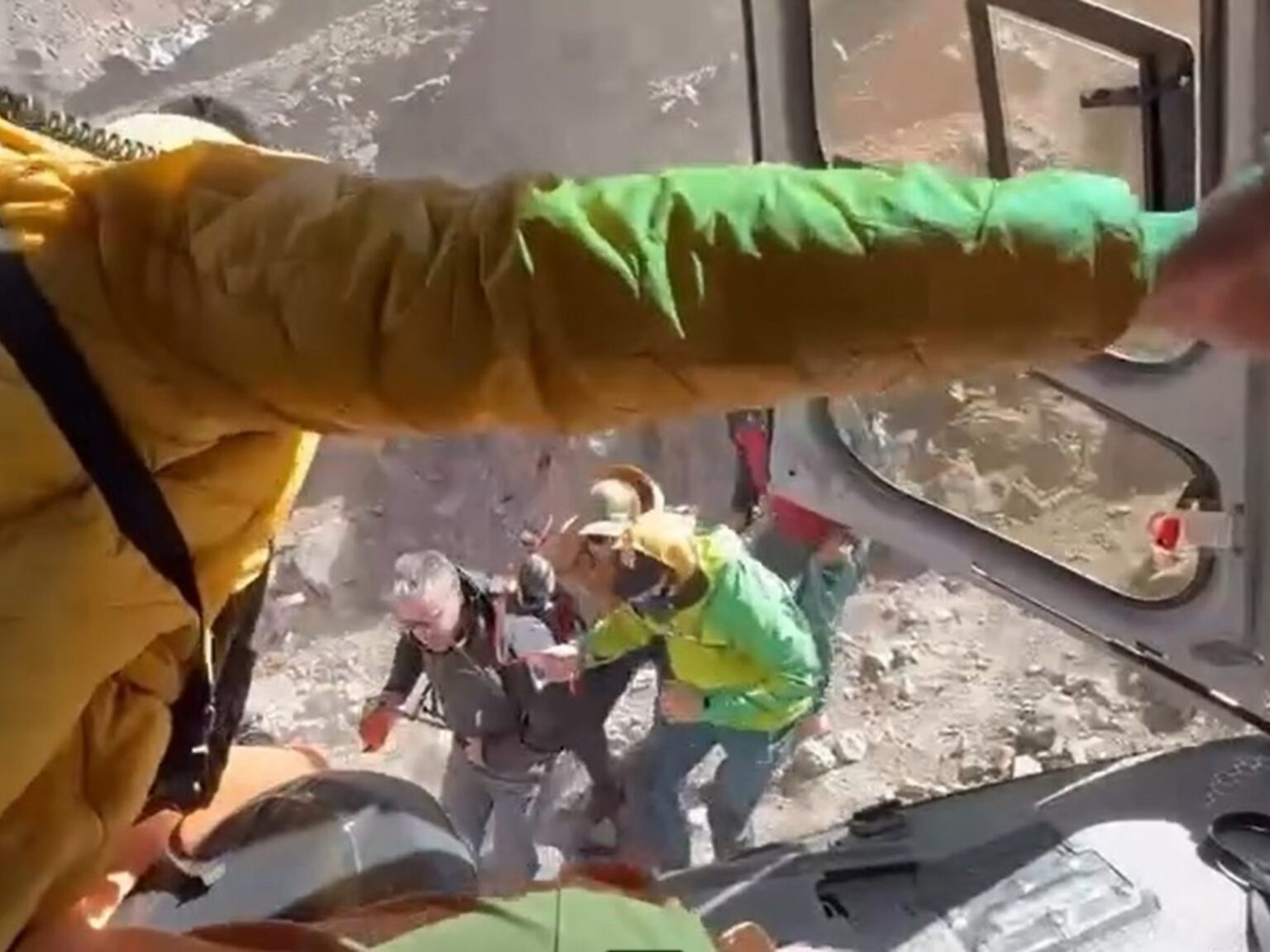 Emergencia en el Aconcagua: un guía se descompensó y debió ser evacuado de urgencia con una maniobra extrema | FM Avenida