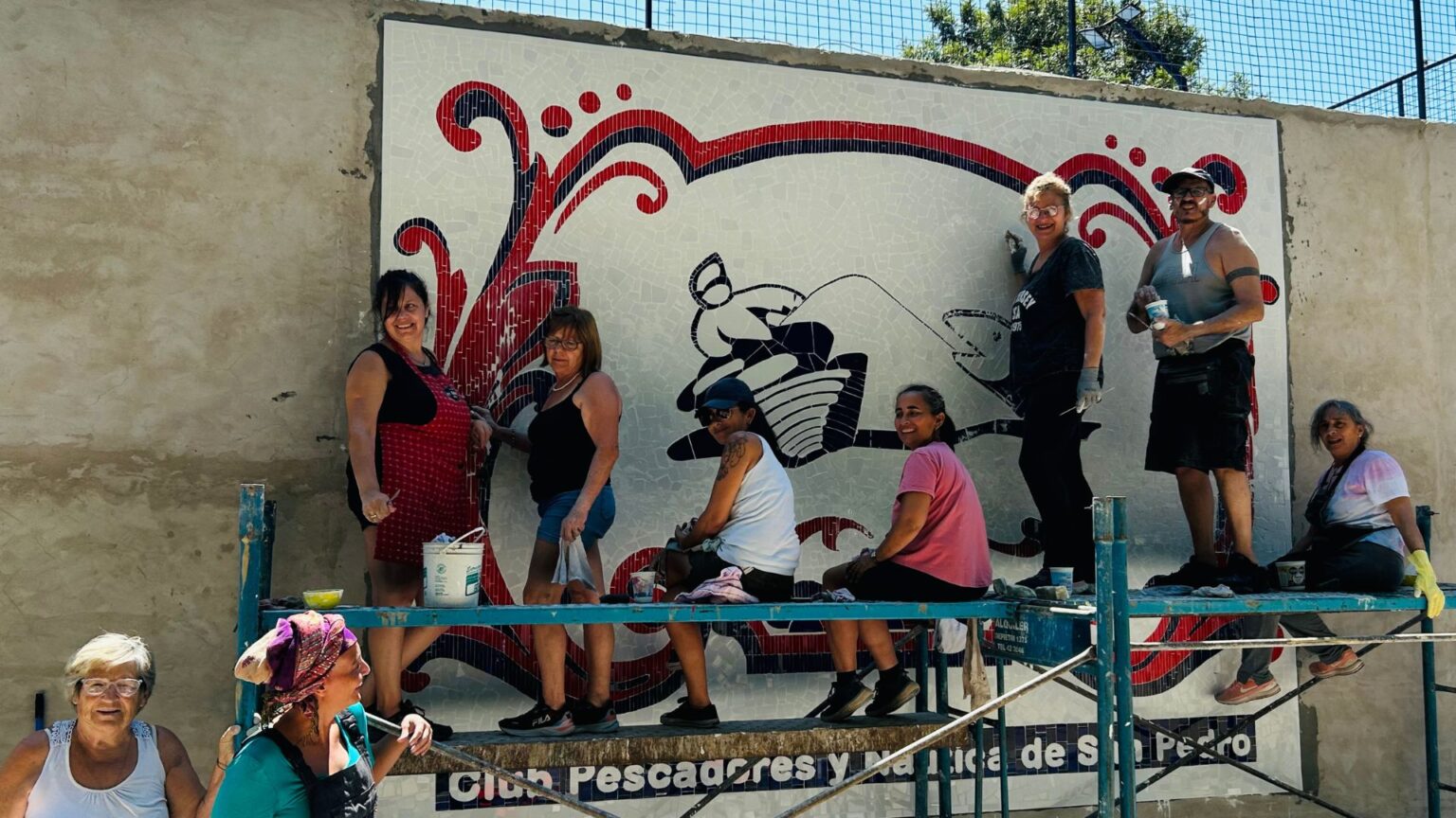 En Pescadores y Náutica: un mural en mosaiquismo para devolverle al club lo que brinda a la comunidad | FM Avenida