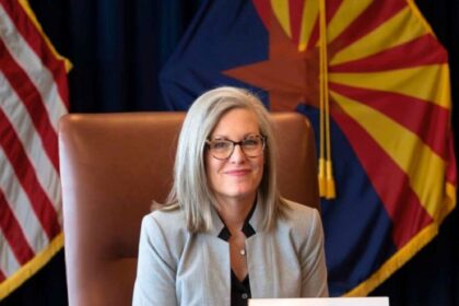 Es oficial: en Arizona, la gobernadora Katie Hobbs anunció la expansión de la banda ancha | FM Avenida