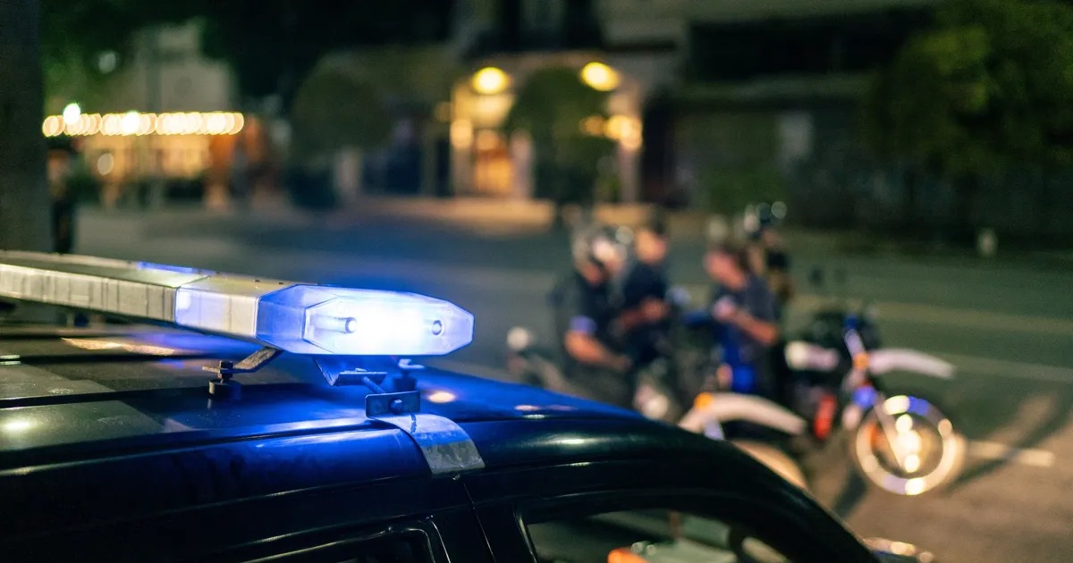 Escándalo en La Plata: alcaide del Servicio Penitenciario manejó borracho, a contramano y terminó contra un árbol | FM Avenida