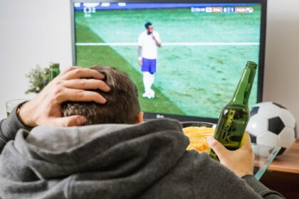 Estaba mirando un partido, insultó al VAR y su esposa pensó que se dirigía a ella: lo apuñaló | FM Avenida