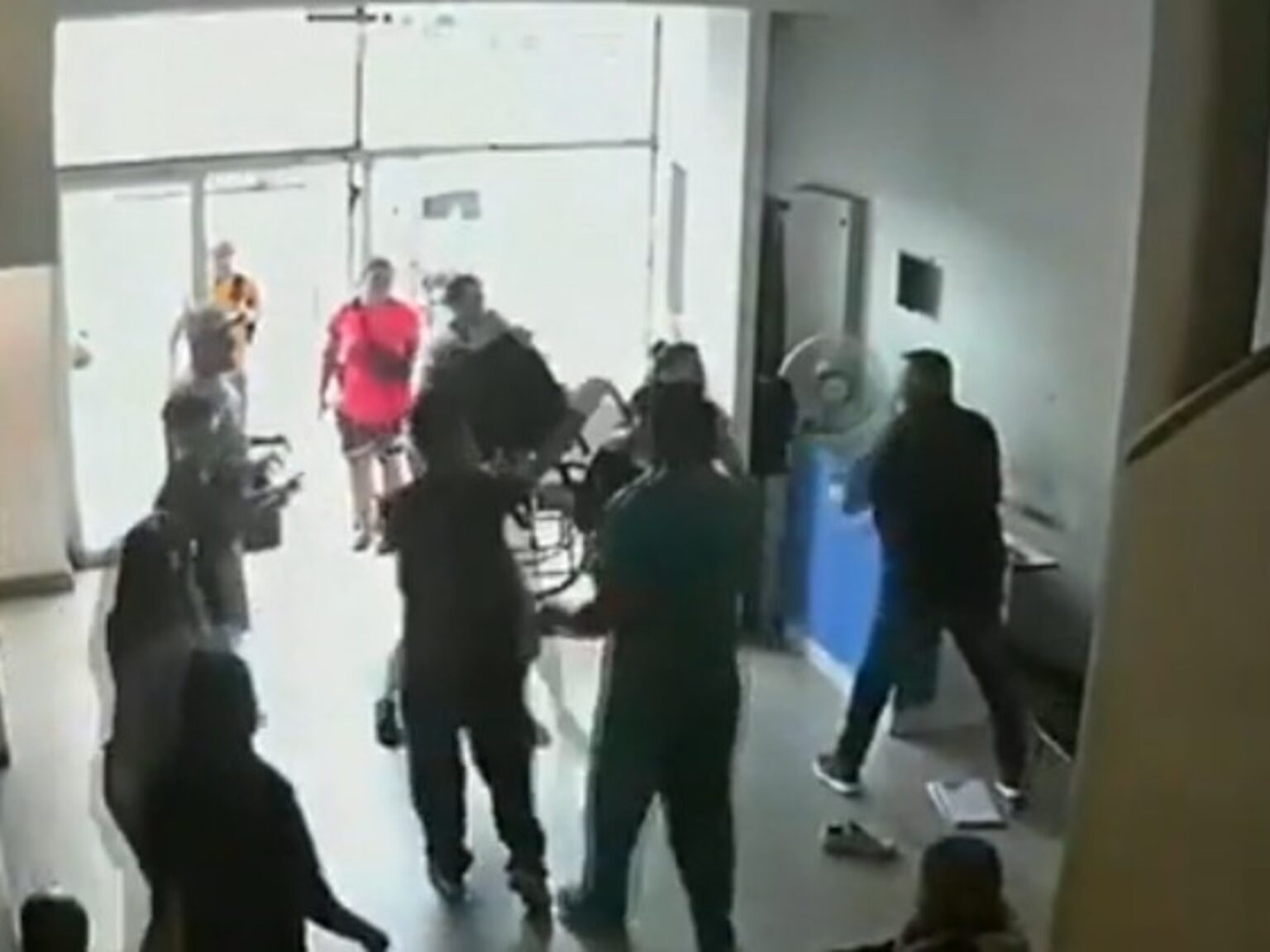 Familiares de un paciente atacaron a sillazos al guardia de seguridad de una clínica de Mar del Plata | FM Avenida