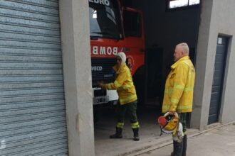 Gobernador Castro: Bomberos trabaja para controlar un incendio de pastizales | FM Avenida