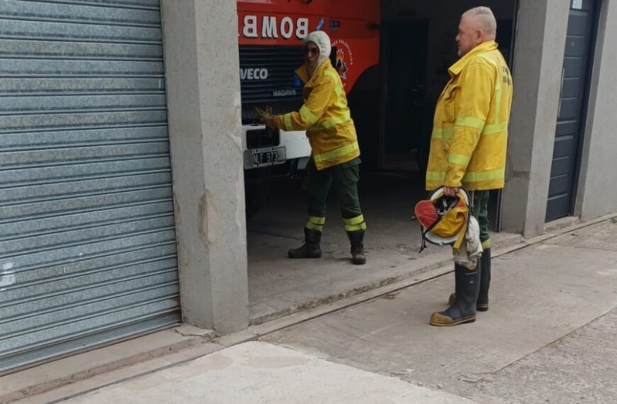 Gobernador Castro: Bomberos trabaja para controlar un incendio de pastizales | FM Avenida