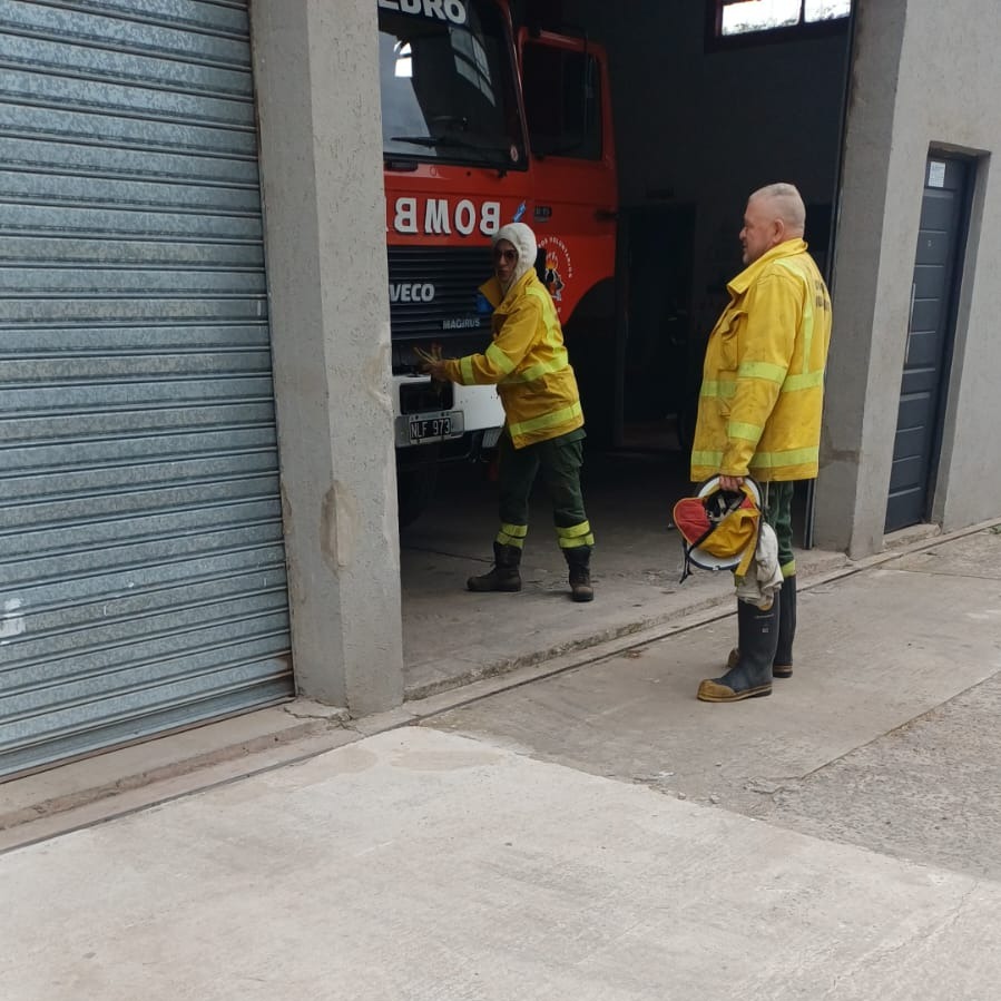 Gobernador Castro: Bomberos trabaja para controlar un incendio de pastizales | FM Avenida