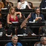 Grabois marcó la sesión por la reforma laboral: gesto del "3%" a Karina Milei y silbidos de "alta coimera" | FM Avenida