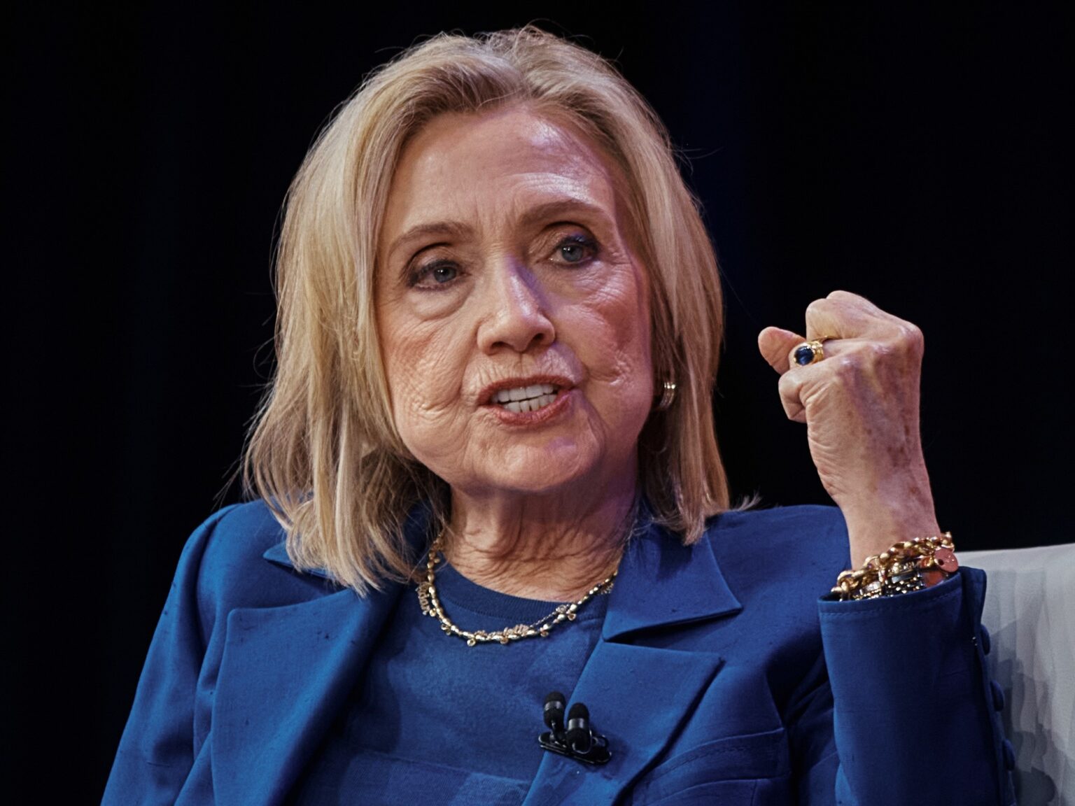 Hillary Clinton testifica que nunca se reunió con Epstein y que desconoce sus actividades criminales | FM Avenida