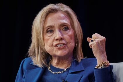 Hillary Clinton testifica que nunca se reunió con Epstein y que desconoce sus actividades criminales | FM Avenida