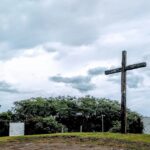 Homenaje a las víctimas del COVID, con un festival artístico y una placa conmemorativa en el Vía Crucis (Video) | FM Avenida