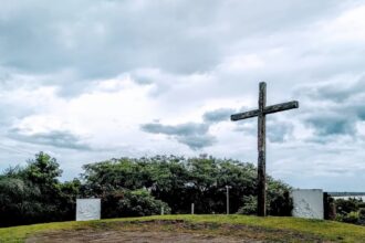 Homenaje a las víctimas del COVID, con un festival artístico y una placa conmemorativa en el Vía Crucis (Video) | FM Avenida