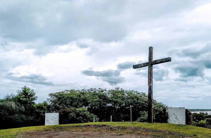 Homenaje a las víctimas del COVID, con un festival artístico y una placa conmemorativa en el Vía Crucis (Video) | FM Avenida