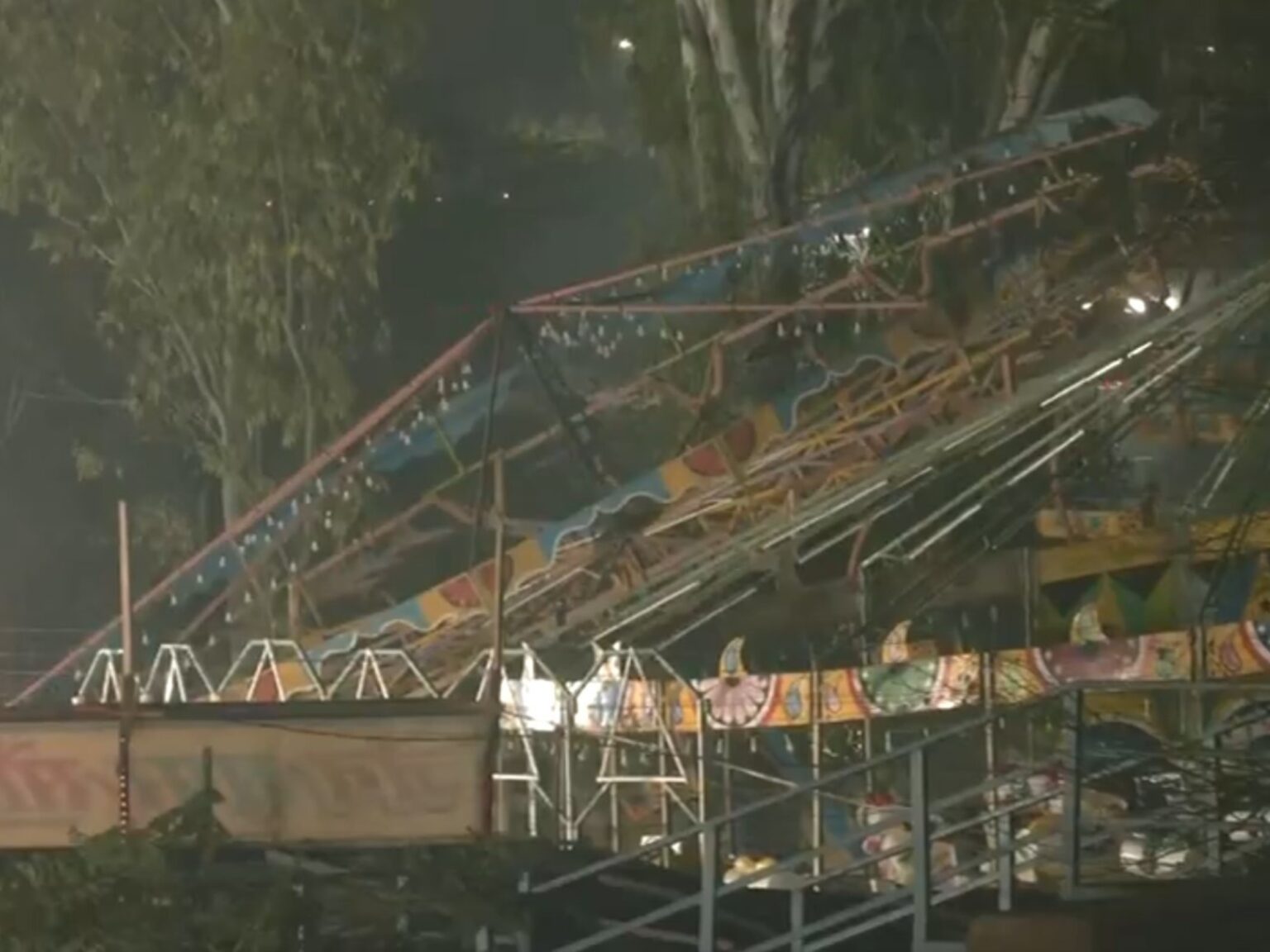 Impactante video: un muerto y nueve heridos luego de que se desplomara un juego en una feria en India | FM Avenida
