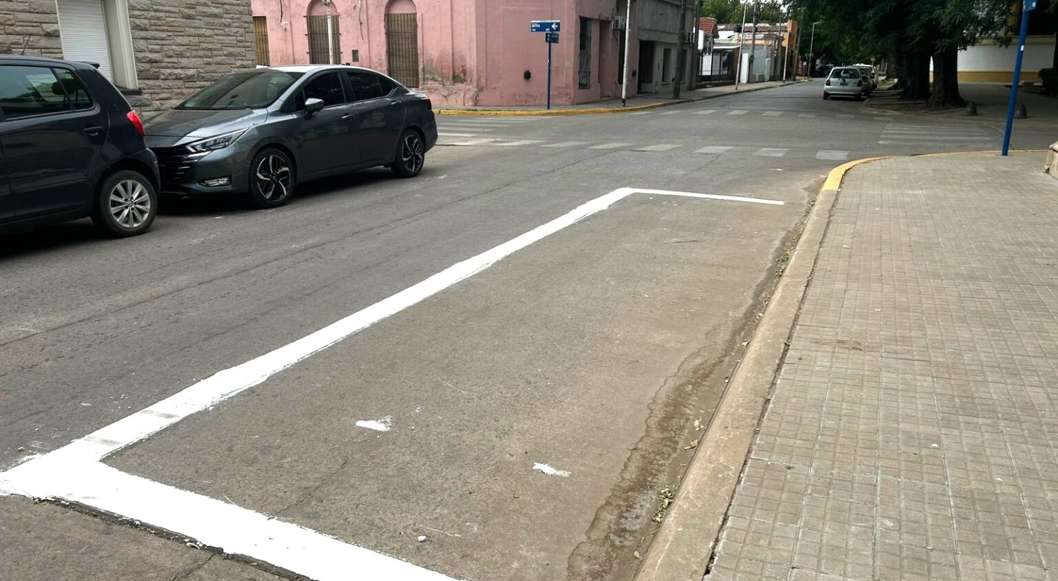 Insólito: pintaron un cajón para motos en la mano contraria a la de estacionamiento | FM Avenida