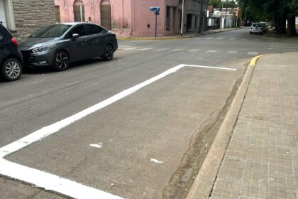 Insólito: pintaron un cajón para motos en la mano contraria a la de estacionamiento | FM Avenida
