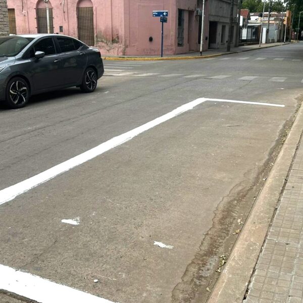 Insólito: pintaron un cajón para motos en la mano contraria a la de estacionamiento | FM Avenida