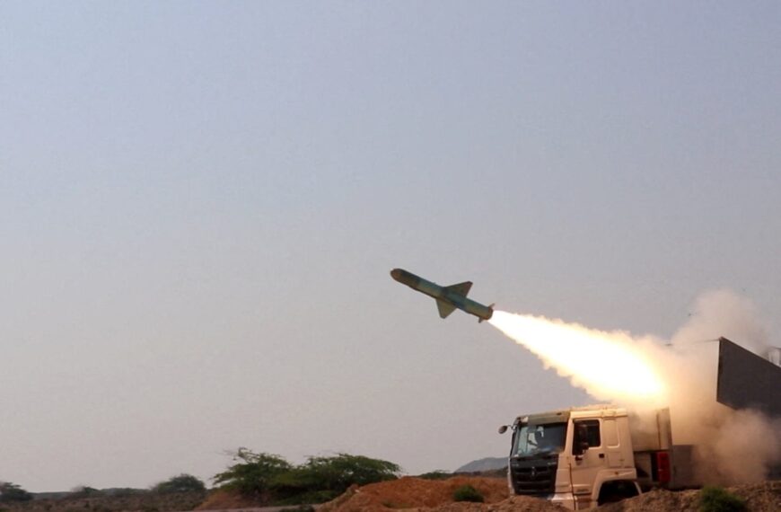 Irán prueba un nuevo misil naval de defensa aérea en medio de las tensiones con Estados Unidos | FM Avenida